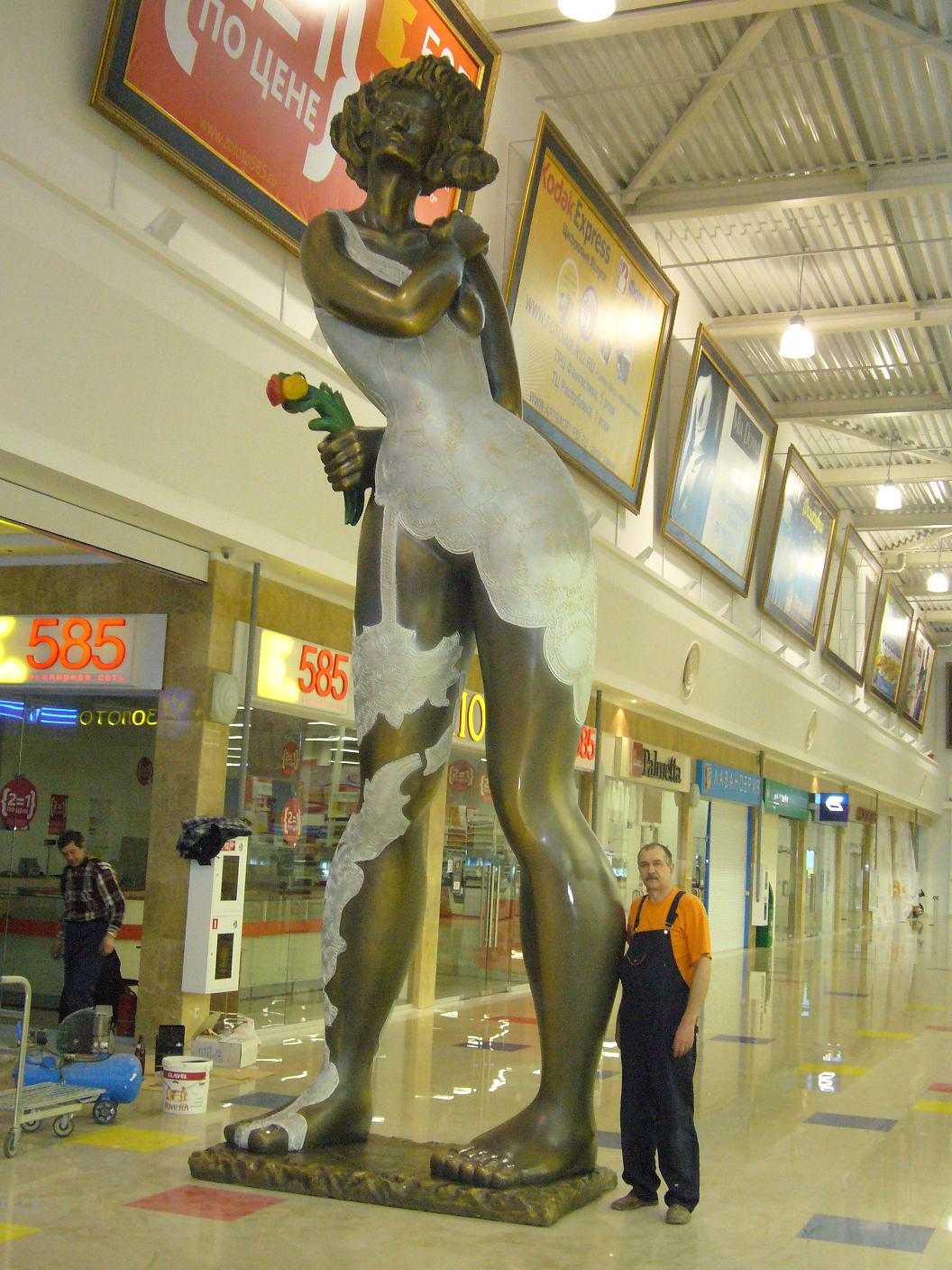 Большая фигура из пенопласта